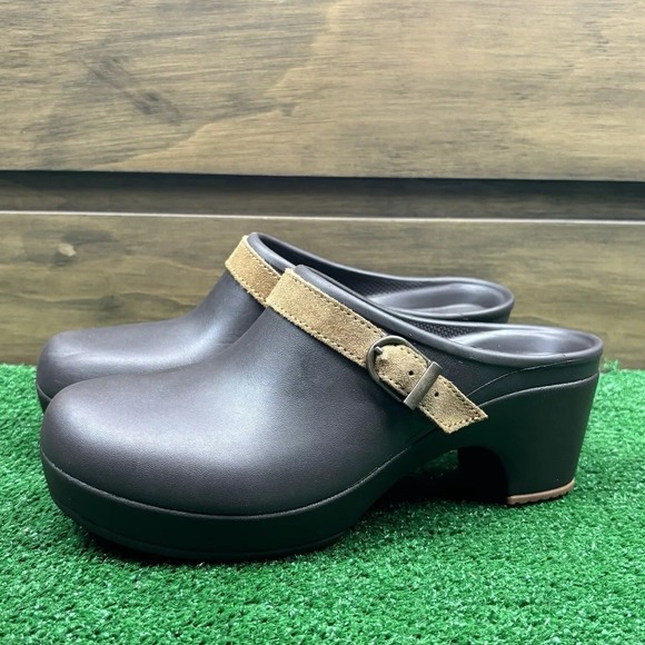 CROCS Shoes - Crocs Signature Cobbler Clogs Brown Slip On Heels Dual Comfort‎ Shoes Women's 7